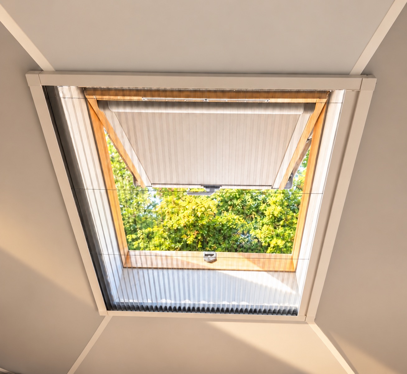 Moustiquaire pour fenêtre de toit Velux posée en Indre-et-Loire